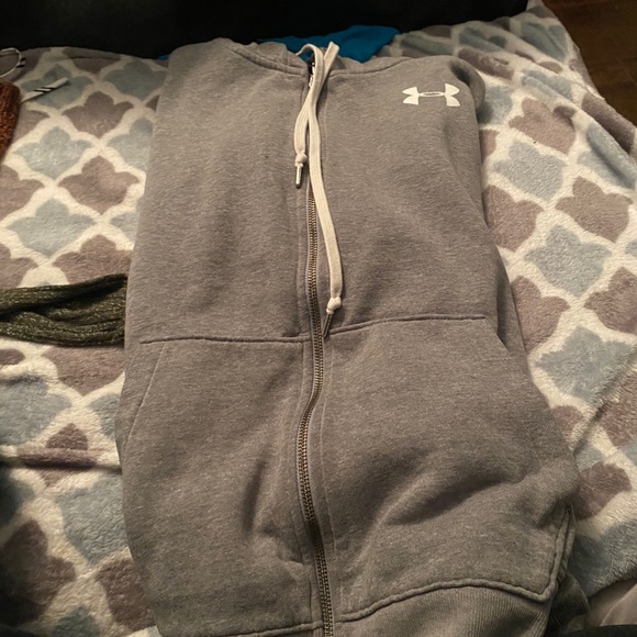 Tops and hoodies barley worn - Picture 4 of 16